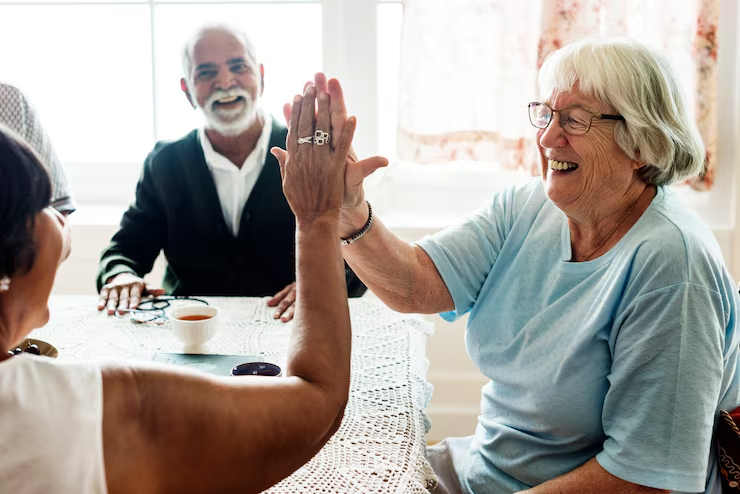 Seniors complices partageant un moment convivial en famille