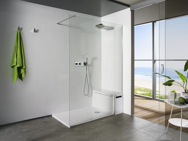 Douche senior sécurisée avec siège intégré et barres d'appui