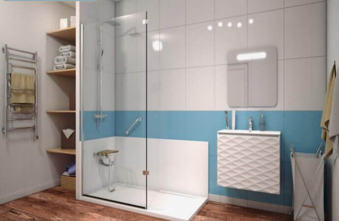 Douche senior sécurisée avec siège intégré, sol bois et carrelage bleu
